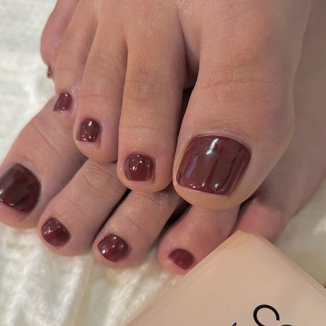  The Chicest People Are Wearing This Expensive-Looking Nail Colour on Their Toes for Spring 