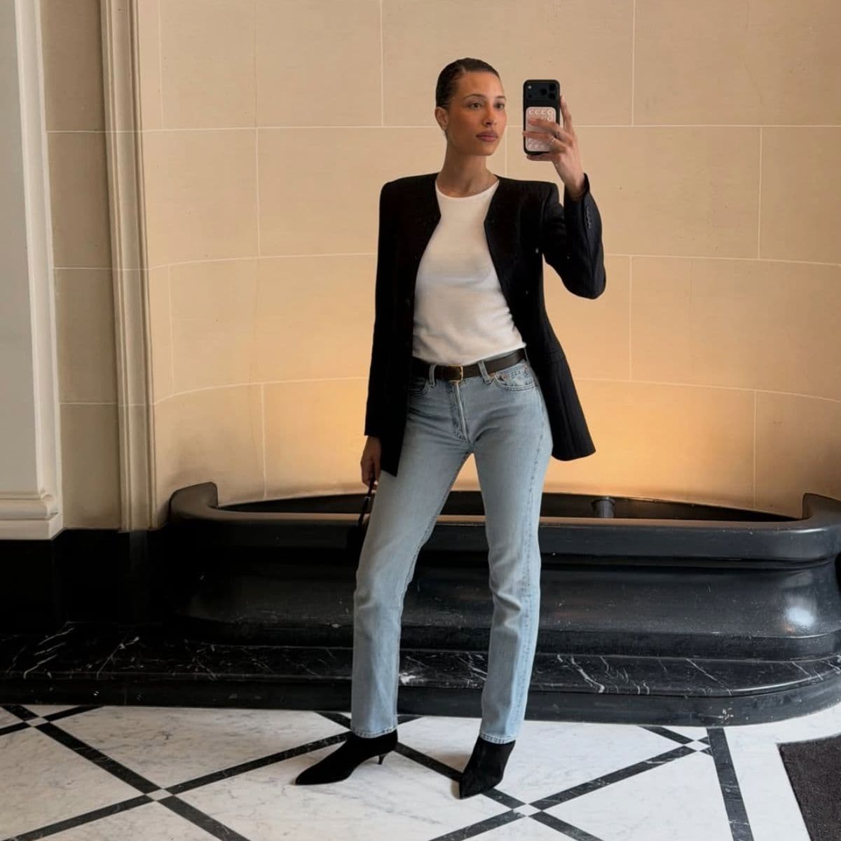  How to Style Light-Wash Denim for Spring, According to It Girls 